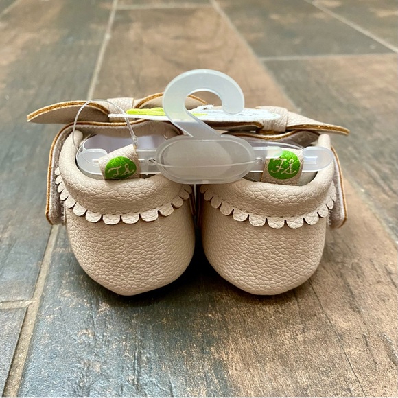 NWT Infant Beige Maryjane Crib Shoes - size 3 - Picture 3 of 6